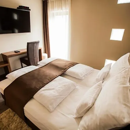 Pole Position Hotel Balatonszarszo